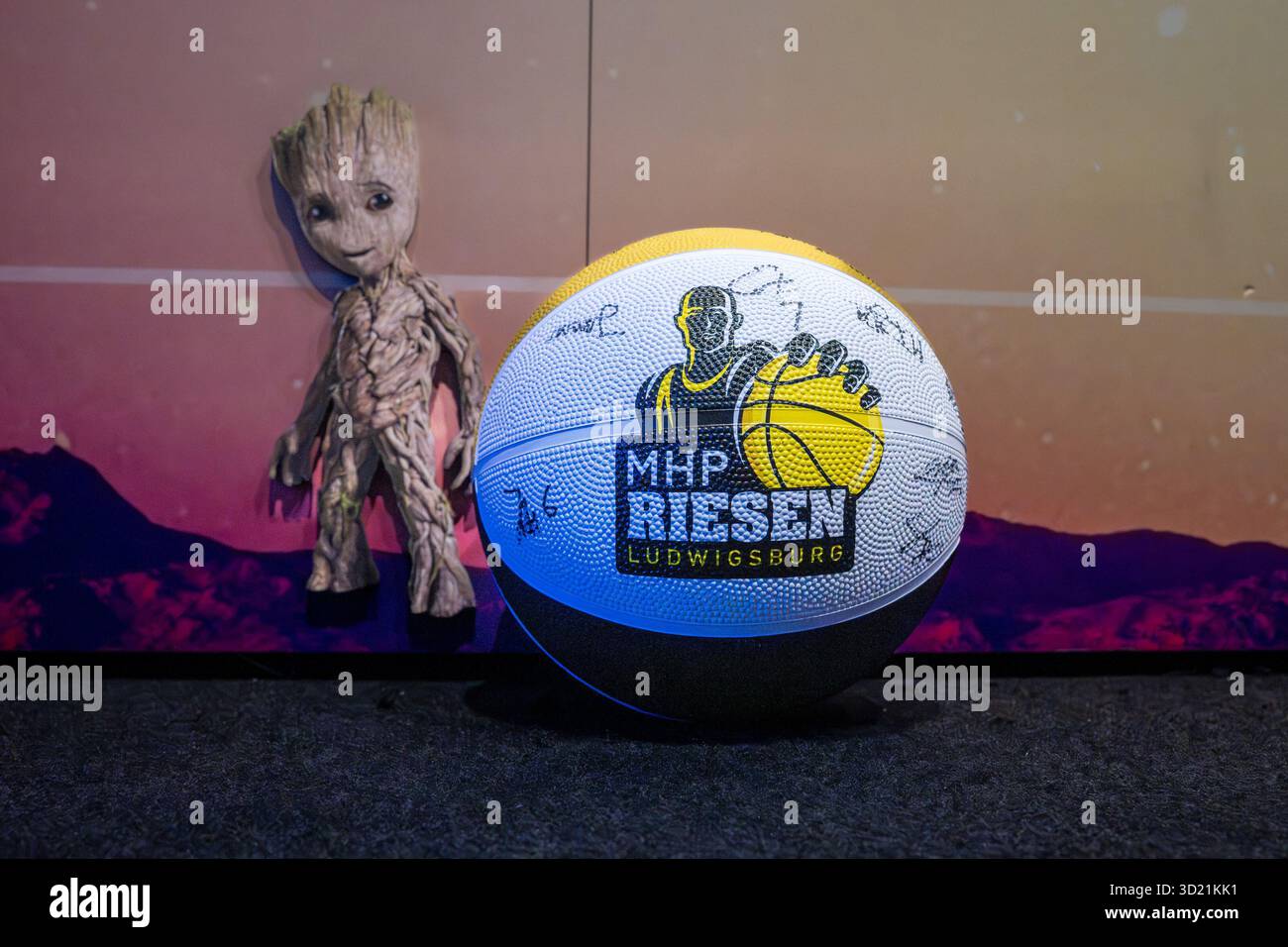 MHP Riesen-Basketball vor Baby Groot/GER, MARVEL: DIE AUSSTELLUNG – UNIVERSO DEI SUPEREROI, MHP Riesen Ludwigsburg in der MARVEL- Ausstellung 29.10.2025 foto: Eibner-Pressefoto/Sandy Dinkelacker Foto Stock