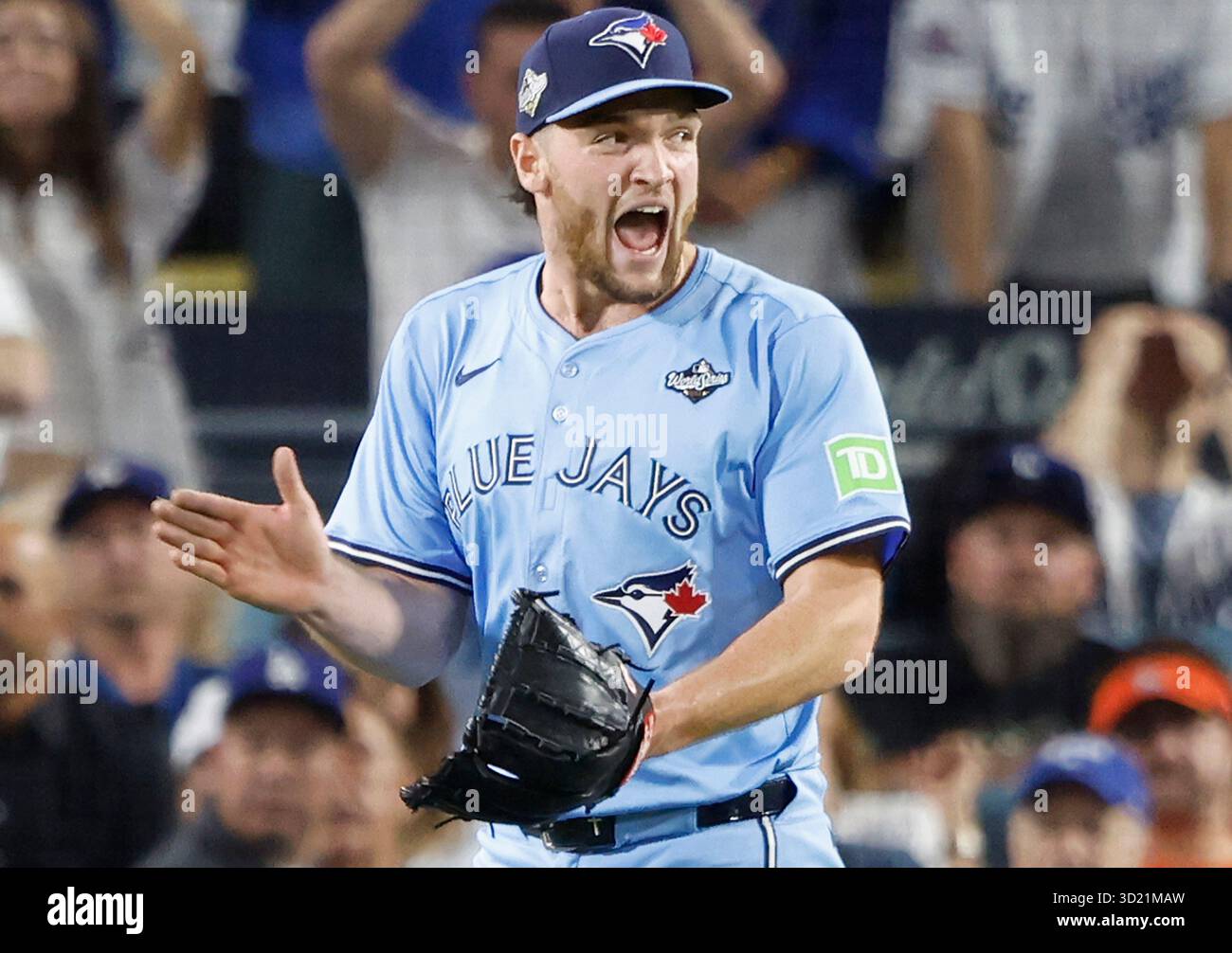 Los Angeles, Stati Uniti. 29 ottobre 2025. Il lanciatore titolare dei Toronto Blue Jays Trey Yesavage (39) reagisce dopo che una doppia giocata concluse il settimo inning contro i Los Angeles Dodgers durante gara 5 delle MLB World Series al Dodger Stadium di Los Angeles mercoledì 29 ottobre 2025. Foto di John Angelillo/UPI credito: UPI/Alamy Live News Foto Stock
