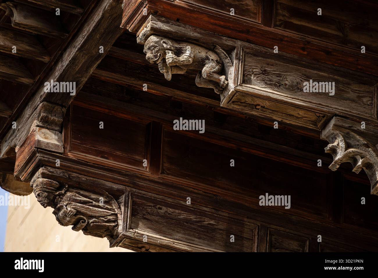 Figura in legno scolpita sopra l'ingresso principale, cattedrale di Santa María de Huesca, stile gotico, Huesca, comunità Aragona, Spagna Foto Stock