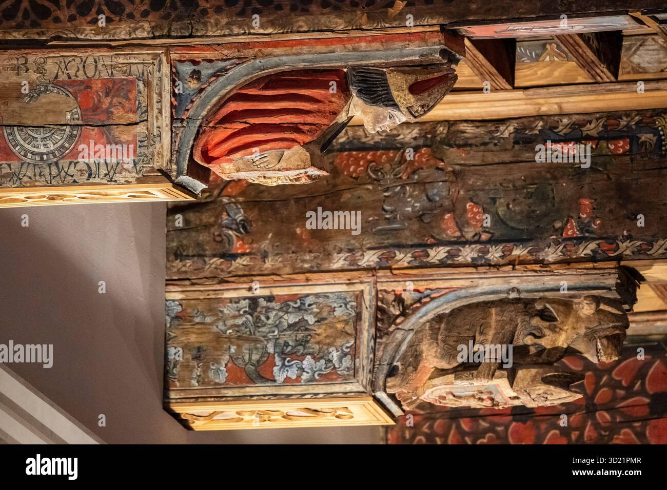 Modifica intagliata e policroma, soffitto mudejar, sala tanto Monta, Vecchio Palazzo Episcopale, XV secolo, museo Diocesano Huesca, Foto Stock