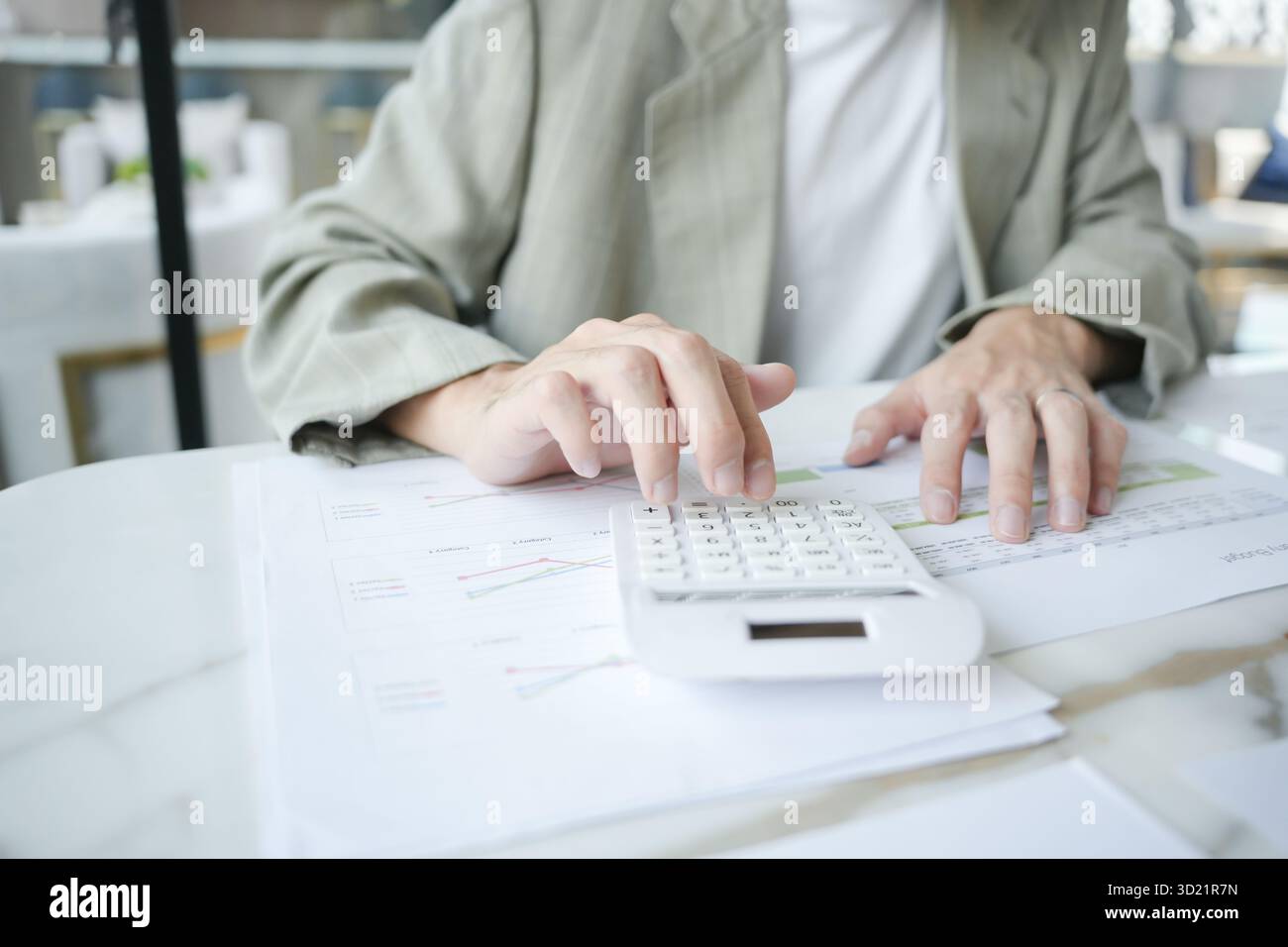 Auditor o personale del servizio entrate interno, donne d'affari che controllano i bilanci annuali dell'azienda. Concetto di verifica Foto Stock