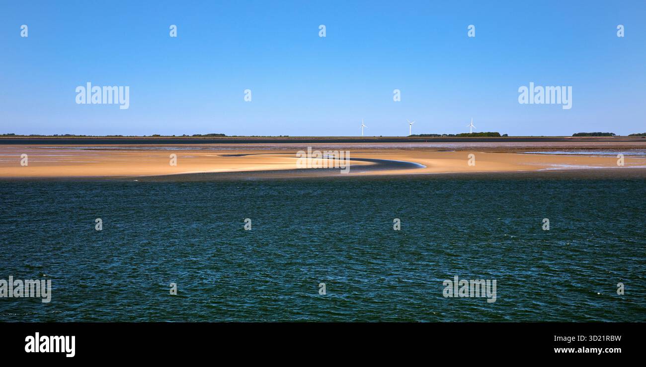 Parco nazionale Schleswig-Holsteinisches Wattenmeer bei Lowwasser mit Sandbaenken und Festland, Nordfriesland, Germania, Europa Foto Stock