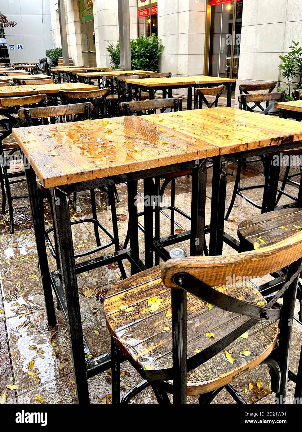 Bar, tavoli all'aperto nei giorni di pioggia autunnale a Sofia, Bulgaria Foto Stock