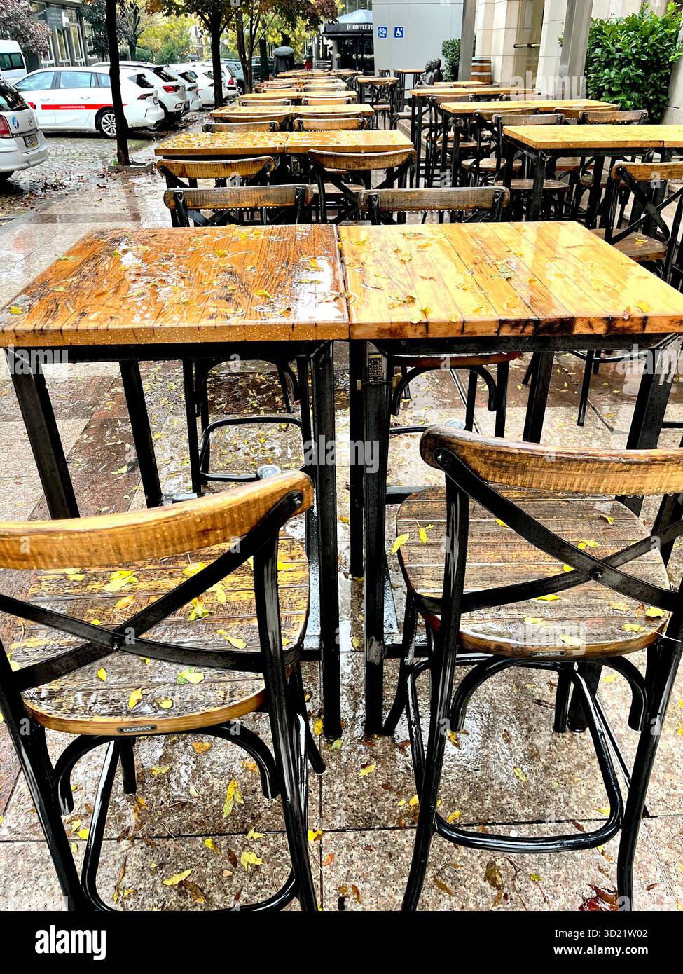 Caffè all'aperto con tavoli in legno nelle giornate piovose a Sofia in Bulgaria Foto Stock