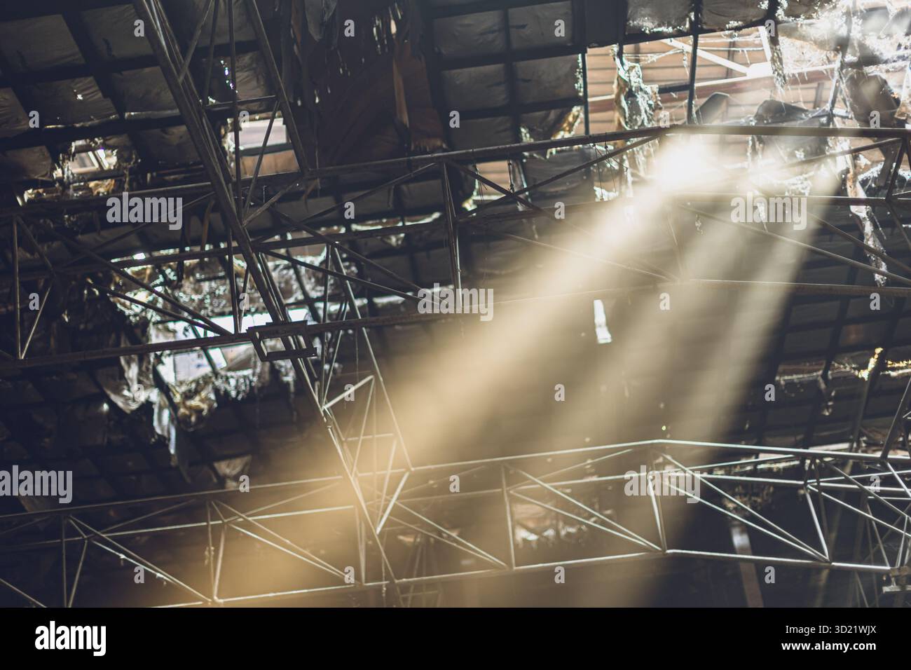 Rovina decadenza, crollo del soffitto con gli agenti atmosferici, cattivo vecchio vecchio edificio abbandonato struttura del tetto con raggi di luce solare che passano attraverso Foto Stock