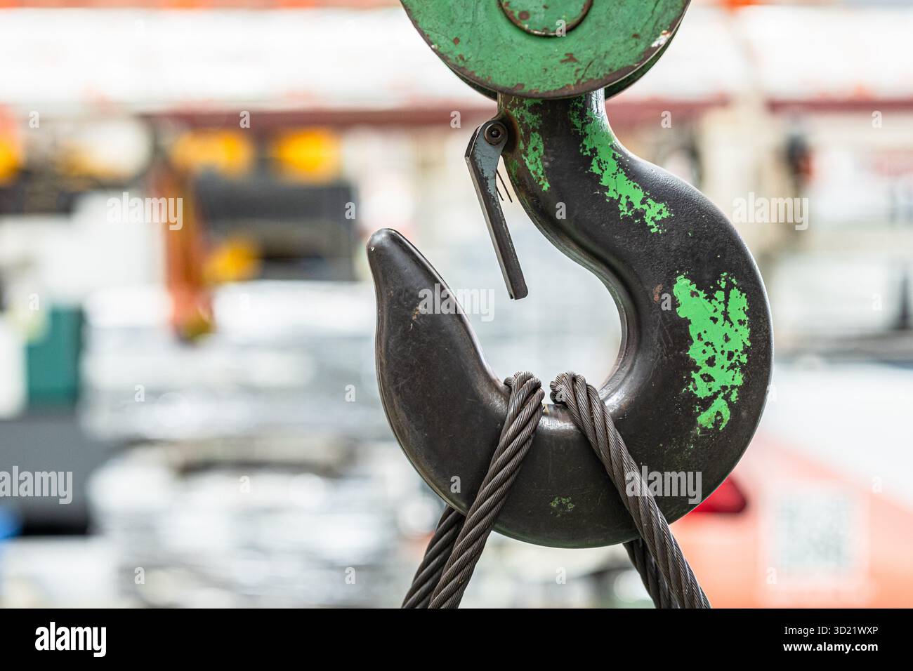 Gancio per gru, primo piano vecchio grunge gancio per gru in metallo sporco con cavo in acciaio metallico serrato carico ad alta tensione Foto Stock