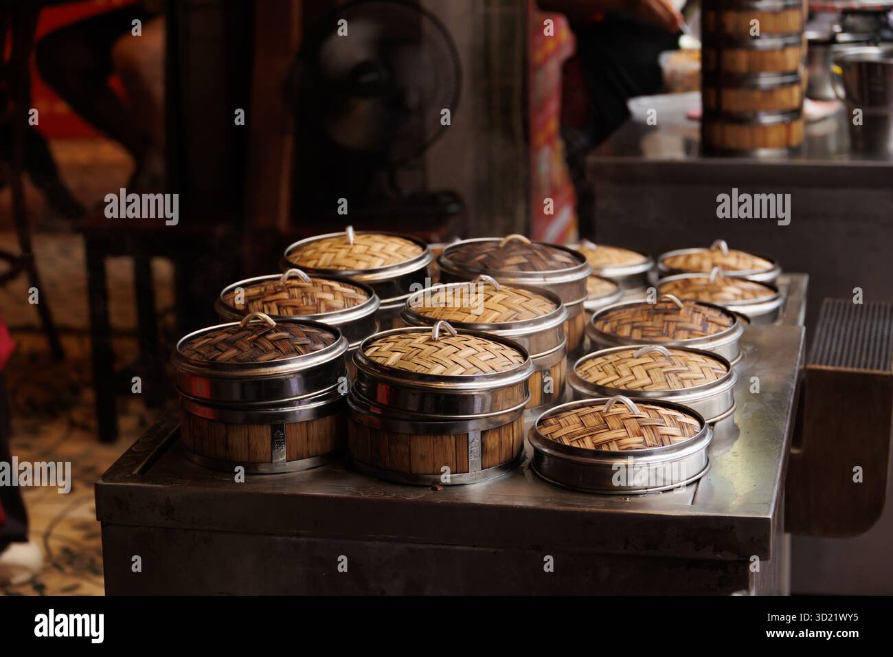 Cucina cinese a vapore calda Yumcha o Dim Sum nel cestino del vapore di bambù al ristorante cinese Foto Stock