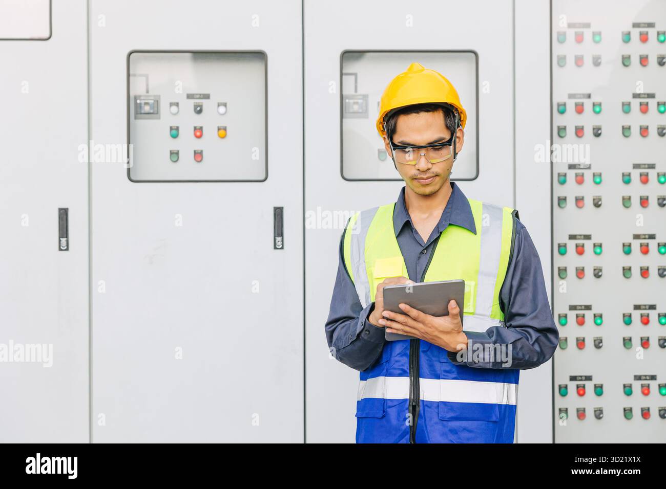 Ingegnere elettricista professionista uomo lavoro controllo manutenzione circuito elettrico principale fusibile armadio di trasformazione sistema di alimentazione in fabbrica industriale Foto Stock