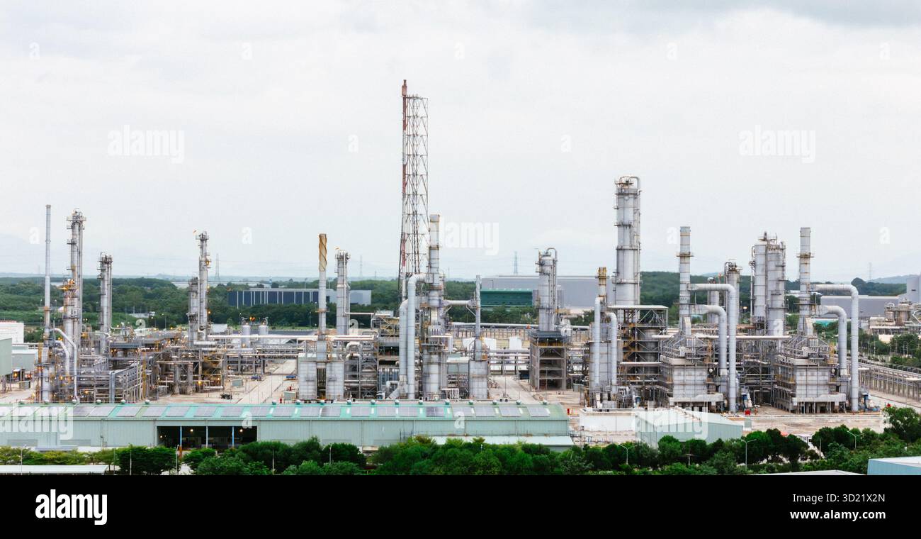 Raffineria Oil and gas Power Energy Industrial. Raffineria petrolifera e torre di impianti petrolchimici, serbatoio di stoccaggio dell'olio e condutture di raffineria. Foto Stock