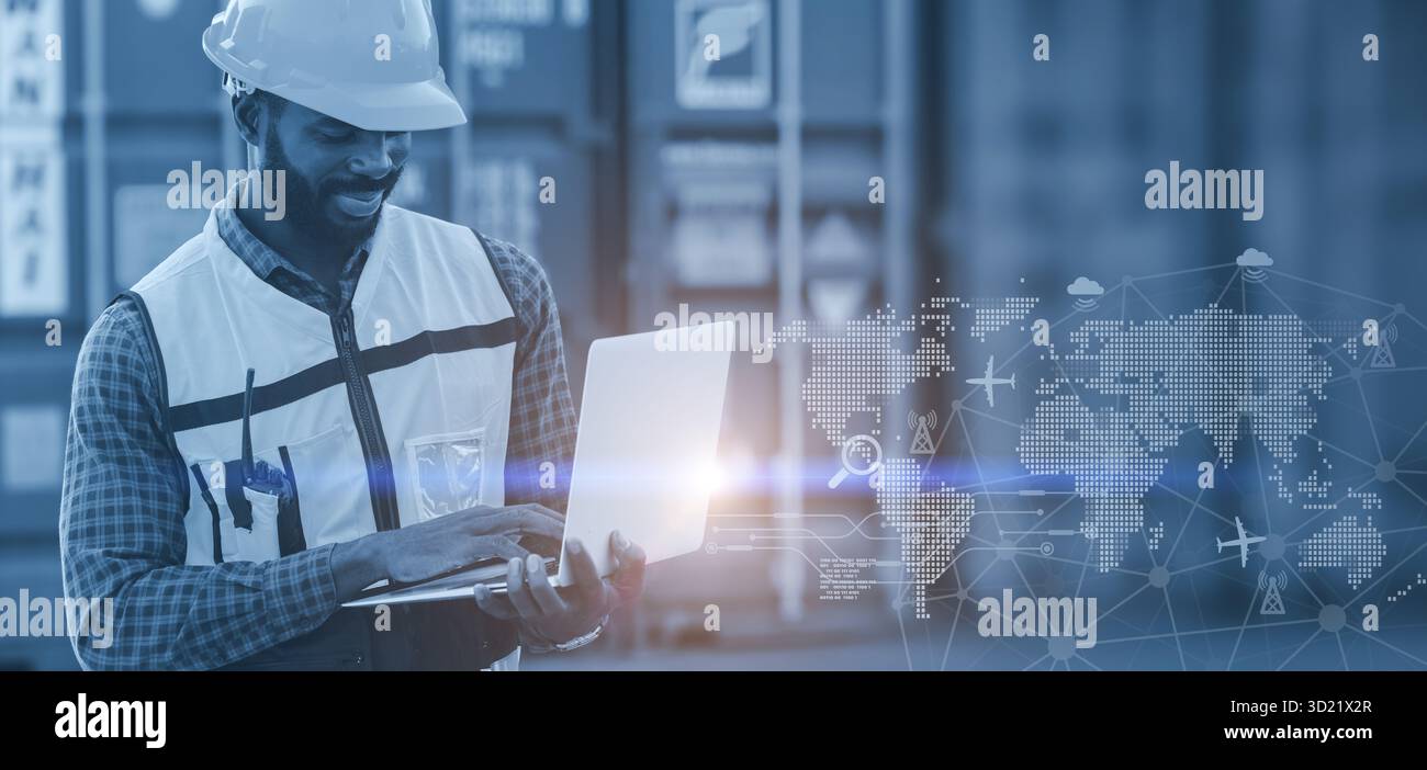 Agente doganale del trasporto merci portuale che lavora con computer portatile per la tecnologia digitale per il trasporto merci banner di tracciamento online per la schiena Foto Stock