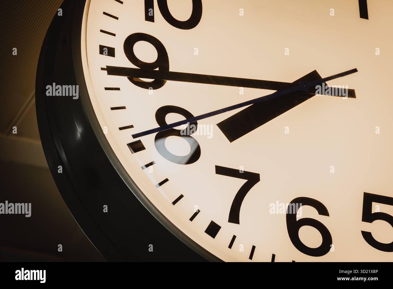 Orologio d'epoca con orologio alla stazione ferroviaria, orario d'ufficio primo piano orario mattutino Foto Stock