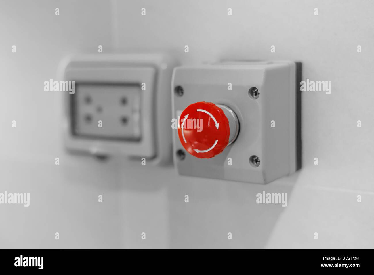pulsante di arresto di emergenza rosso, interruttore di arresto a pressione, chiamata urgente per aiuto, concetto di pulsante di arresto perdita. Foto Stock