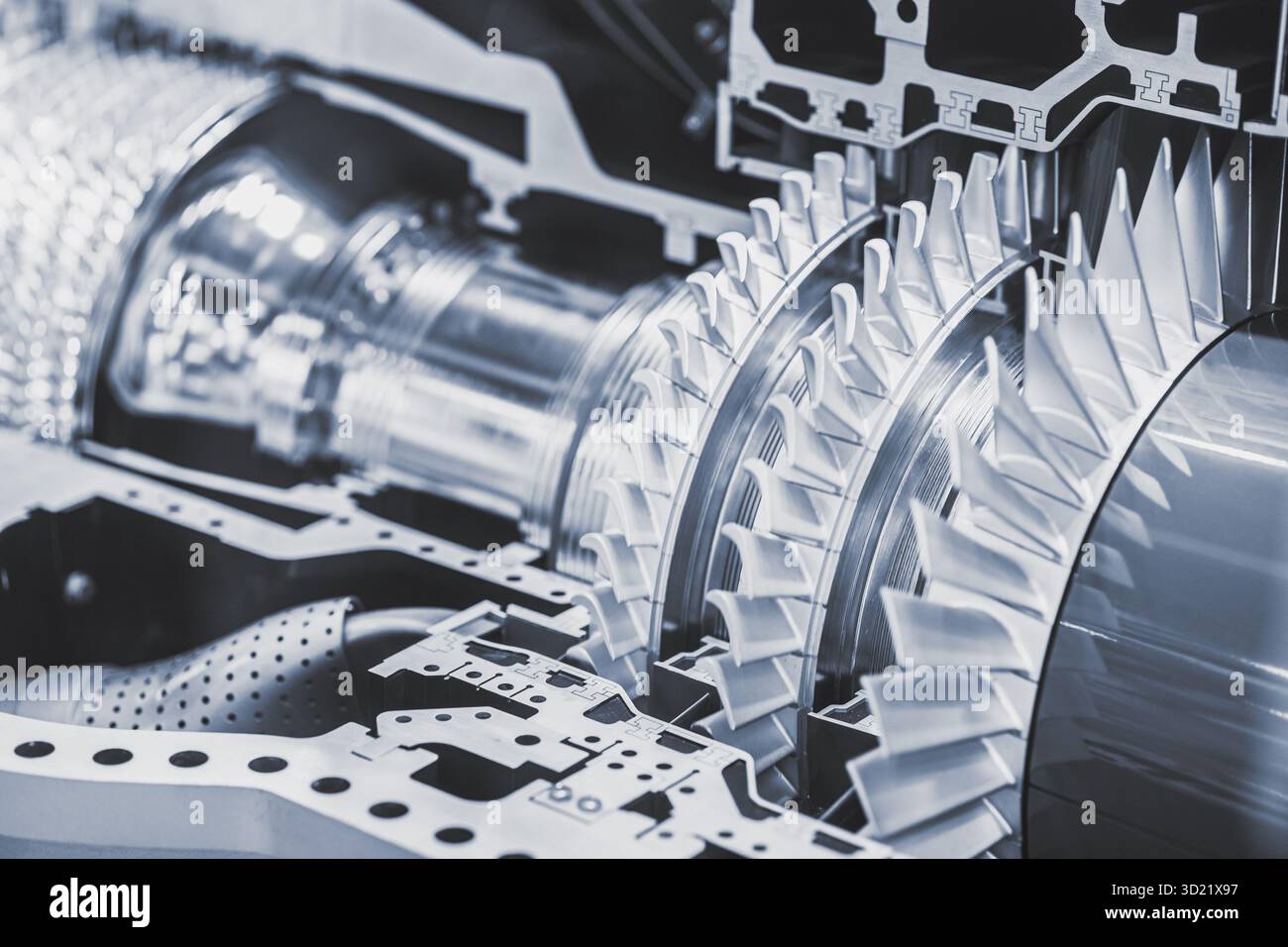 Motore interno con turbina a gas, High Precision Advance Engineering. Rotore con pale della ventola di grandi dimensioni in motori a getto o centrali elettriche a vapore. Foto Stock