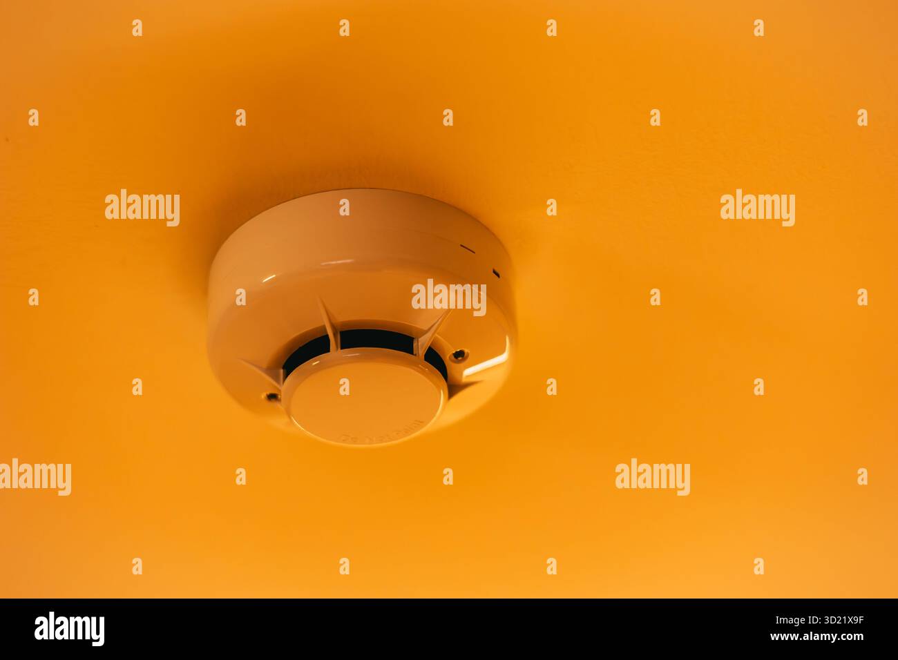 Rilevatore di fumo, sensore di perdite di gas dispositivo di protezione antincendio domestico, allarme antincendio sicurezza domestica sul soffitto della camera d'albergo Foto Stock