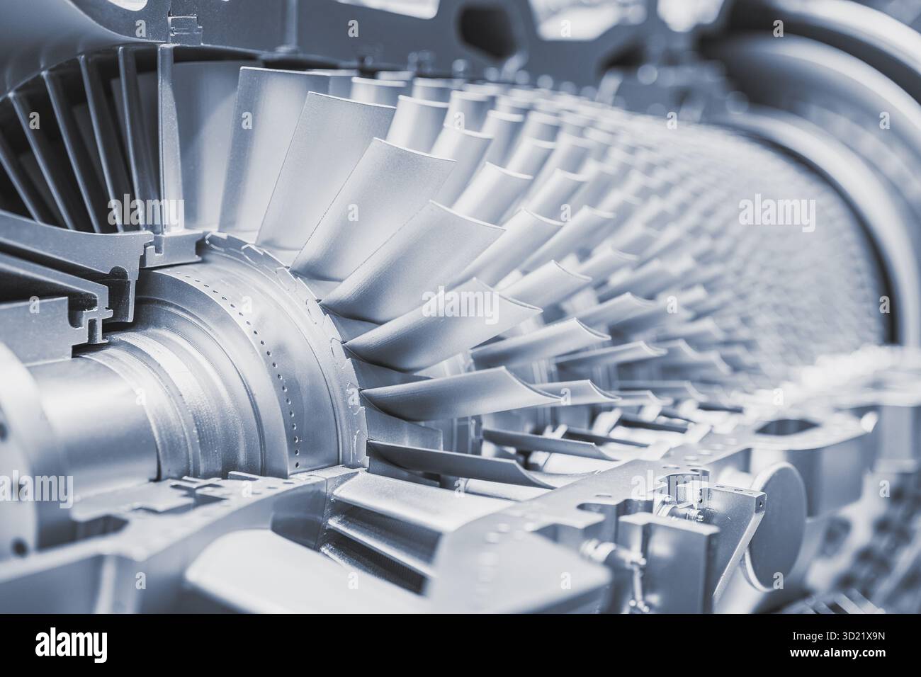 Motore interno con turbina a gas, High Precision Advance Engineering. Rotore con pale della ventola di grandi dimensioni in motori a getto o centrali elettriche a vapore. Foto Stock