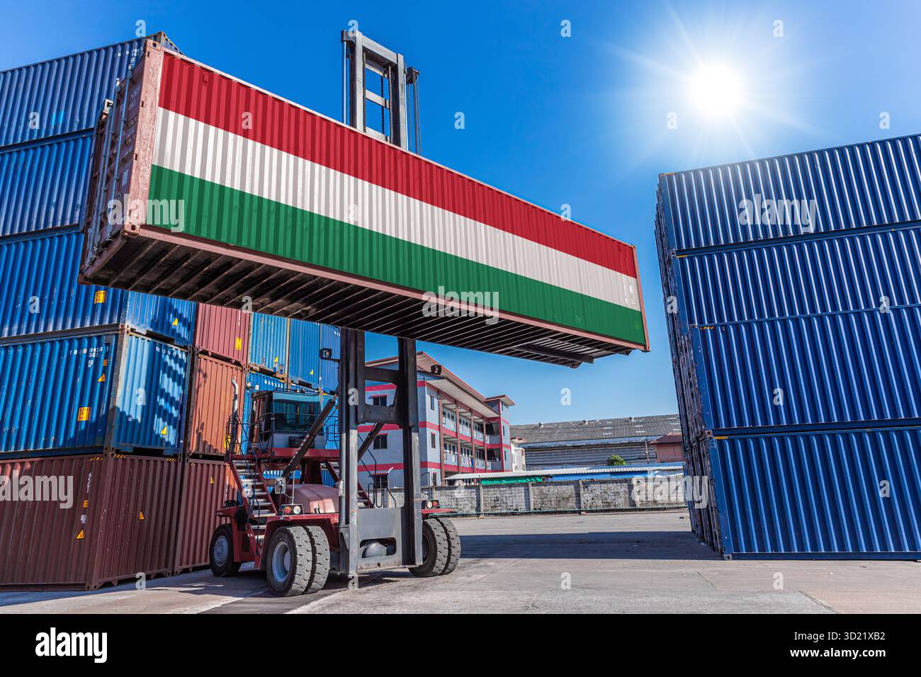 Prodotti che trasportano merci battenti bandiera ungherese per operazioni di importazione/esportazione dal porto di Budapest paese ungherese Foto Stock