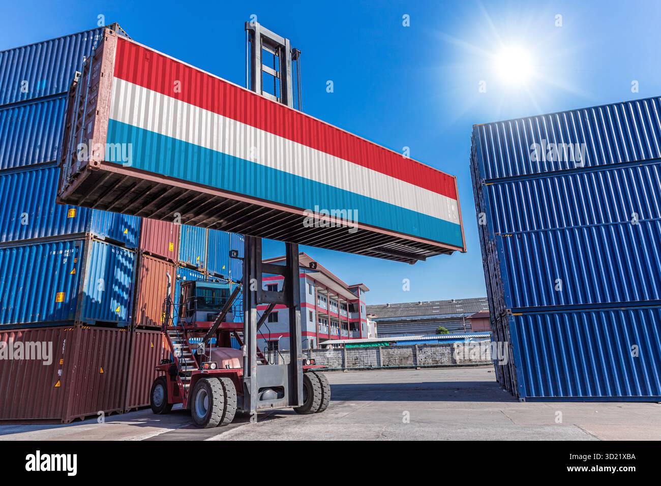 Prodotti che trasportano merci battenti bandiera lussemburghese per operazioni di importazione/esportazione dal porto di Mertert nel paese lussemburghese Foto Stock