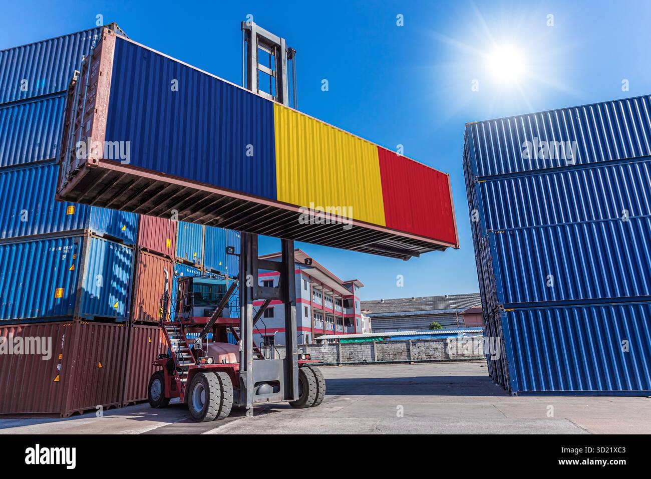 Prodotti che trasportano merci battenti bandiera della Romania per operazioni di importazione/esportazione dal porto di Costanza, paese della Romania Foto Stock