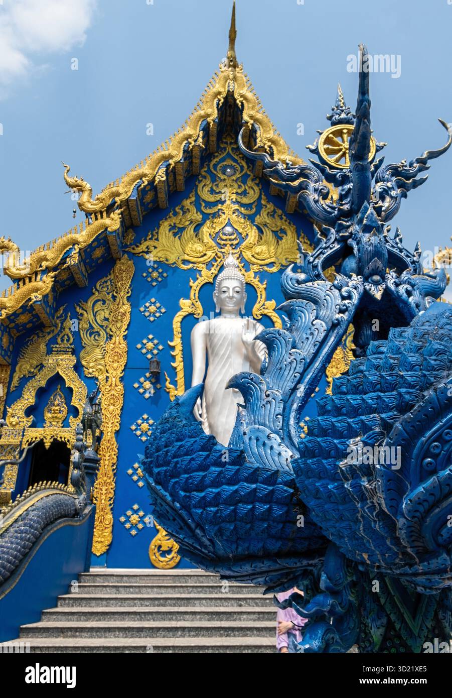 Statua del Buddha bianco in piedi nel Wat Rong Suea Ten, il Tempio Blu di Chiang Rai, Thailandia Foto Stock