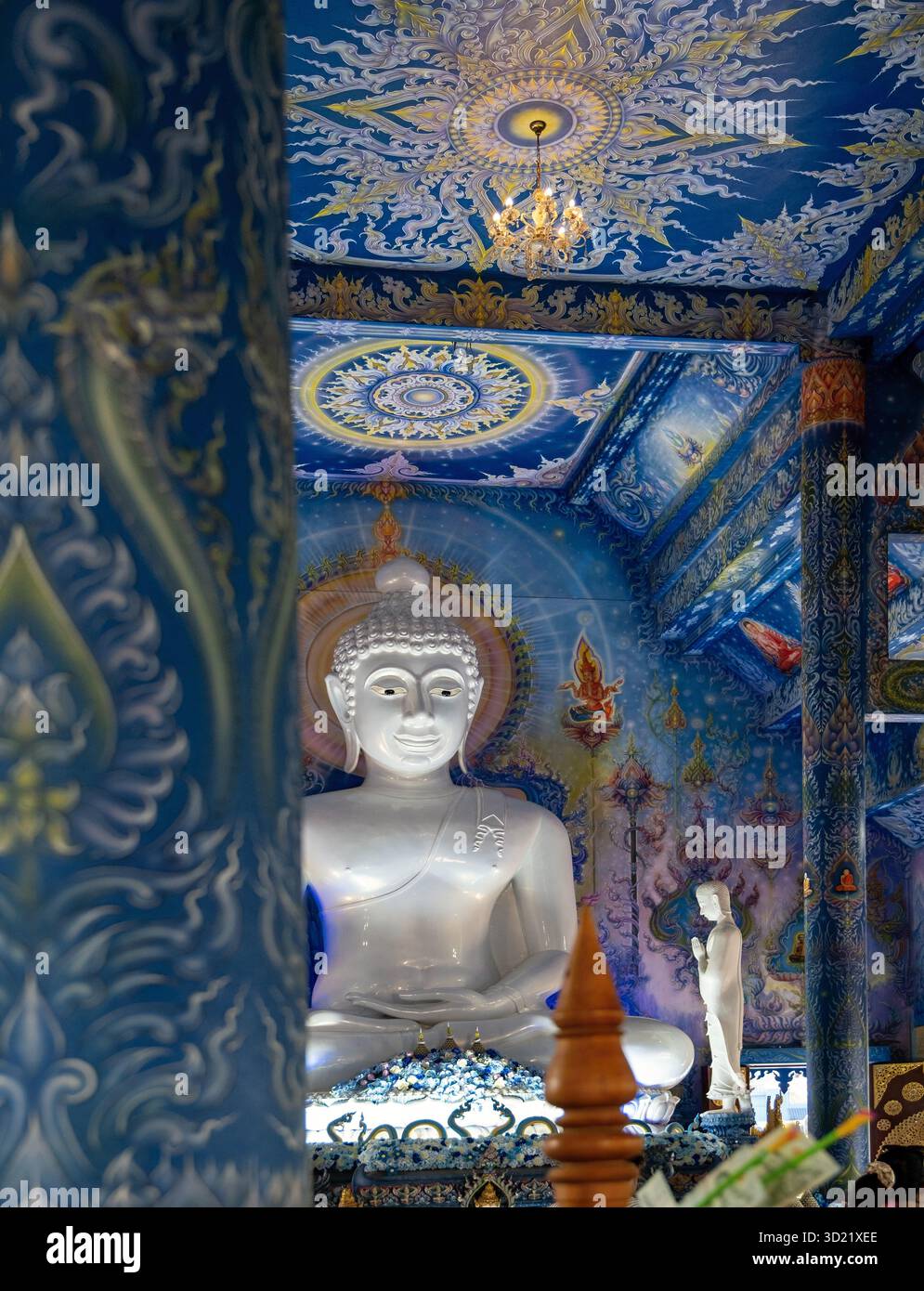 Statua del Buddha bianco seduta in meditazione all'interno di Wat Rong Suea Ten, Chiang Rai, Thailandia Foto Stock