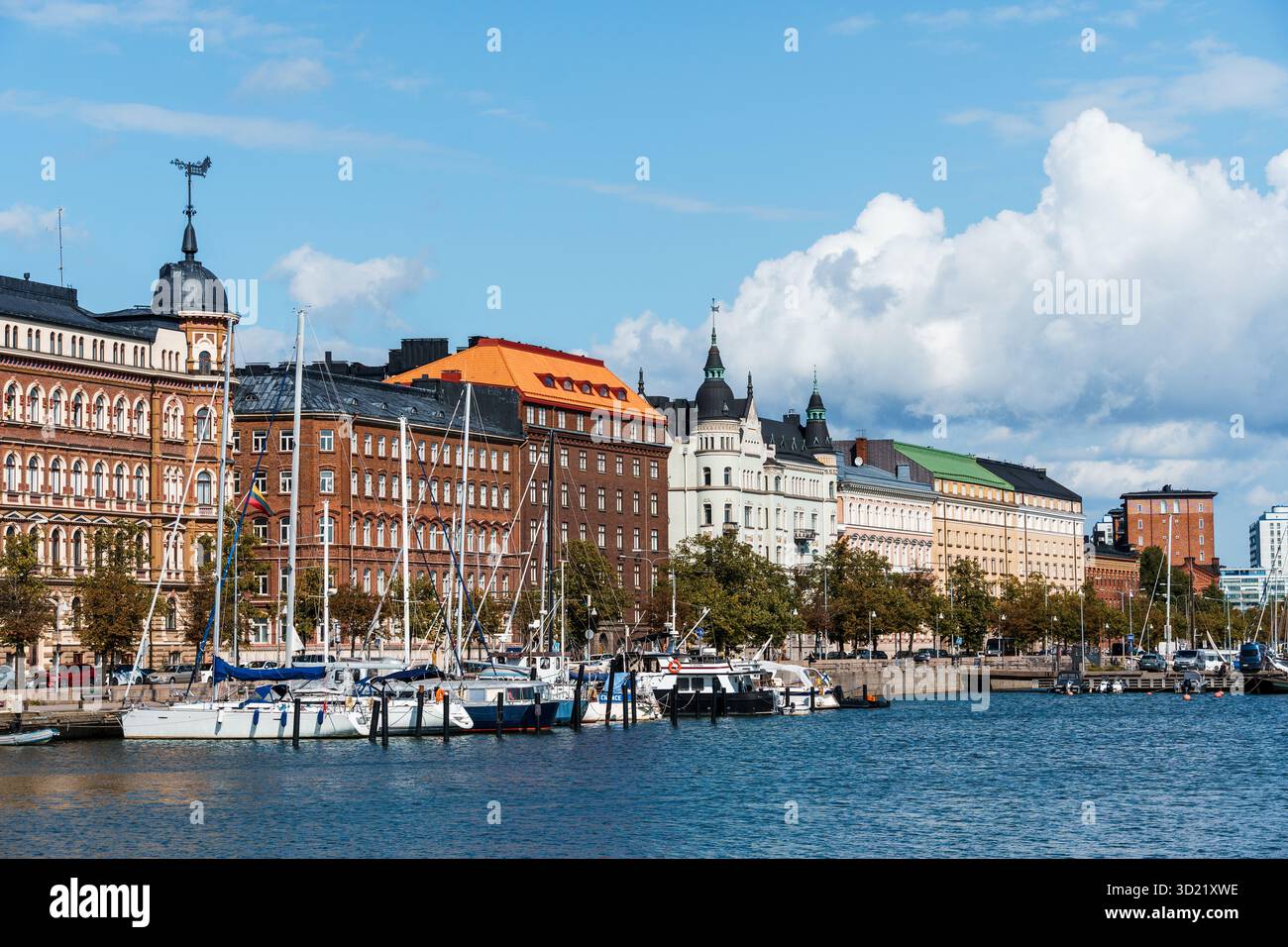 Helsinki, Finlandia - 19 agosto 2024: Pittoresca vista del porto di Helsinki, Finlandia, con edifici colorati e barche a vela Foto Stock