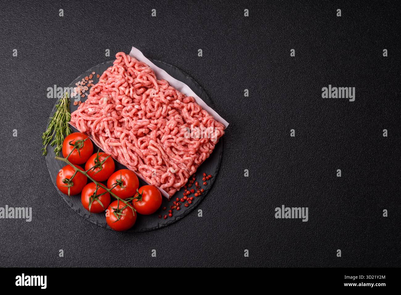 Carne macinata cruda o maiale come ingrediente per gli hamburger. Carne macinata cruda per cucinare a casa Foto Stock