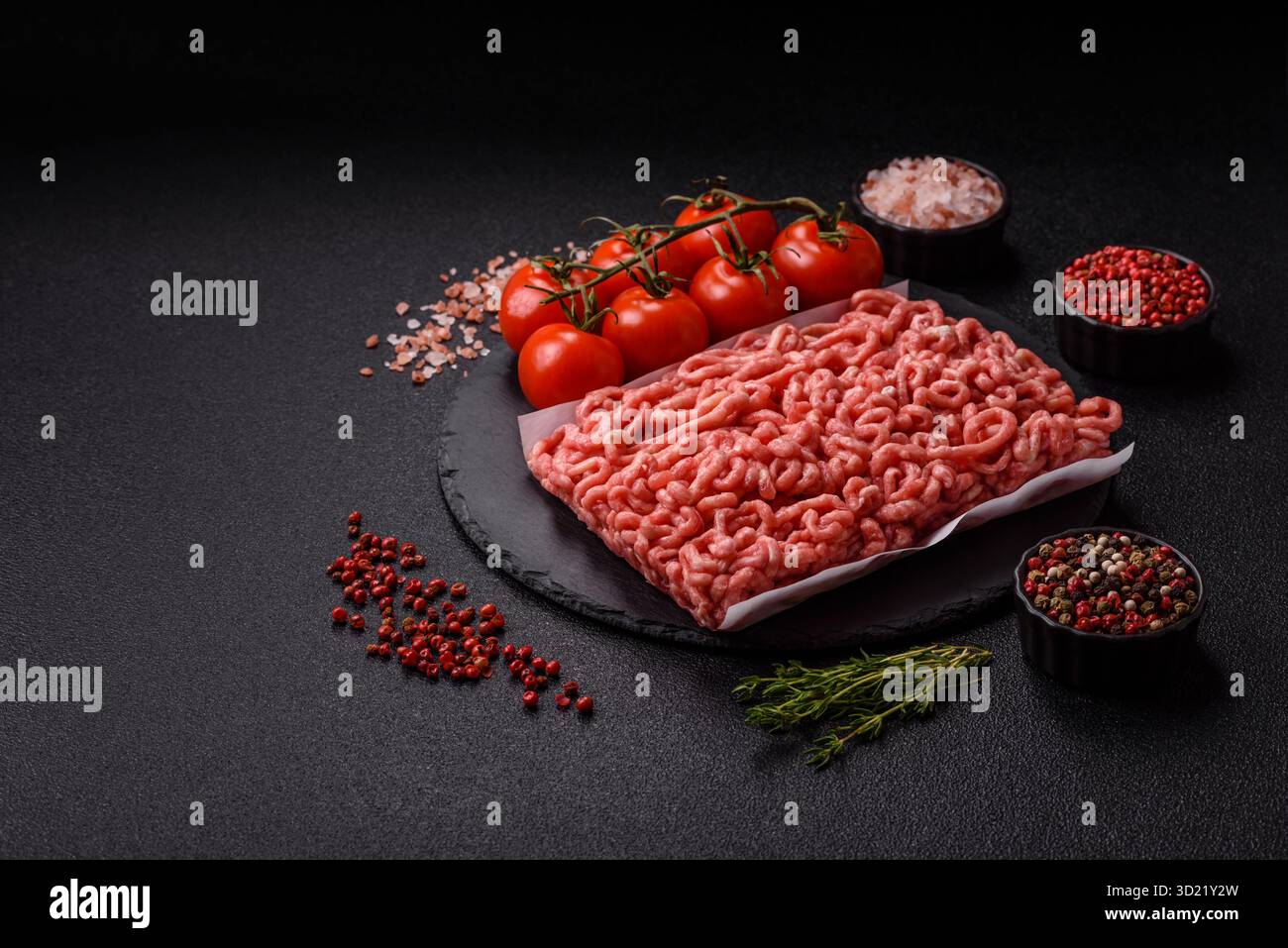 Carne macinata cruda o maiale come ingrediente per gli hamburger. Carne macinata cruda per cucinare a casa Foto Stock