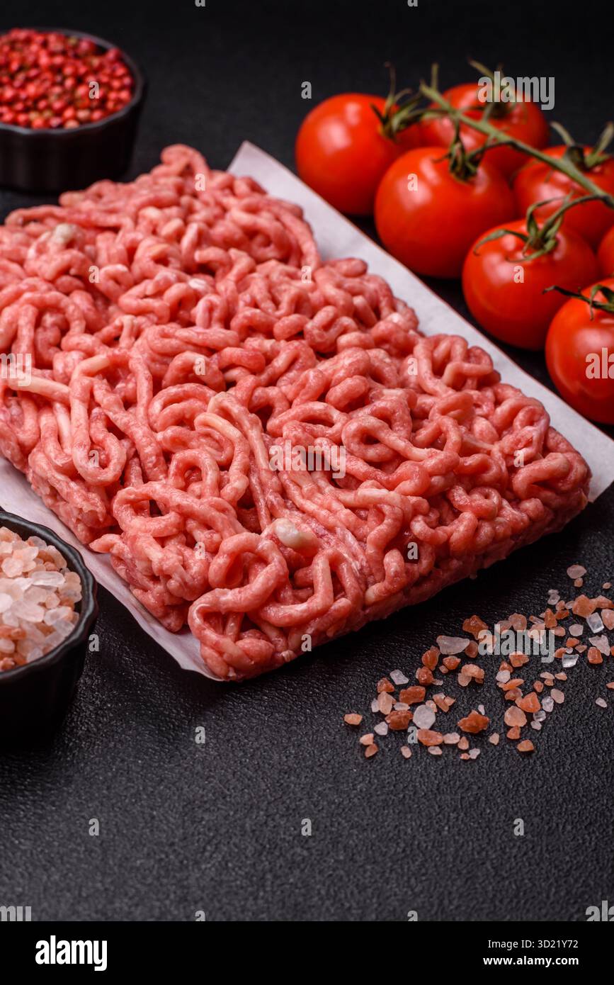 Carne macinata cruda o maiale come ingrediente per gli hamburger. Carne macinata cruda per cucinare a casa Foto Stock