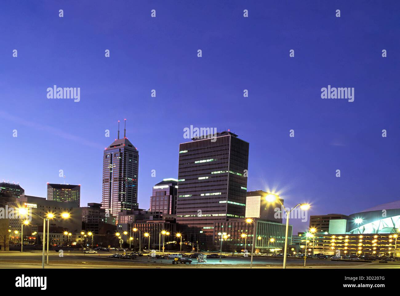 Tramonto: Lo skyline di Indianapolis irradia calore sotto i cieli limpidi del 2003 Foto Stock