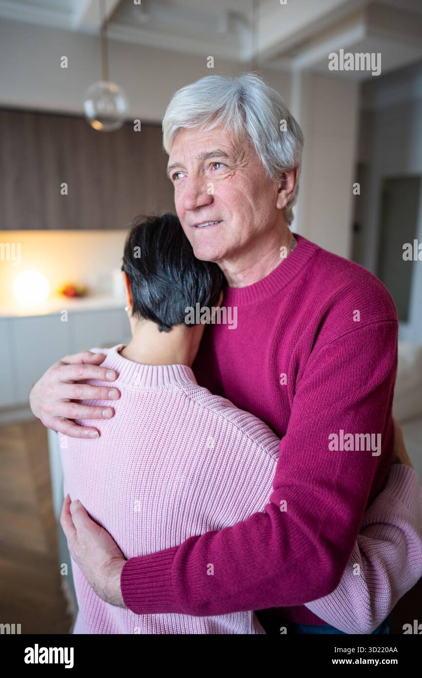 Allegro anziano che abbraccia la moglie con amore. Gioia di coppia anziana, cure coniugali, invecchiamento calmo insieme Foto Stock