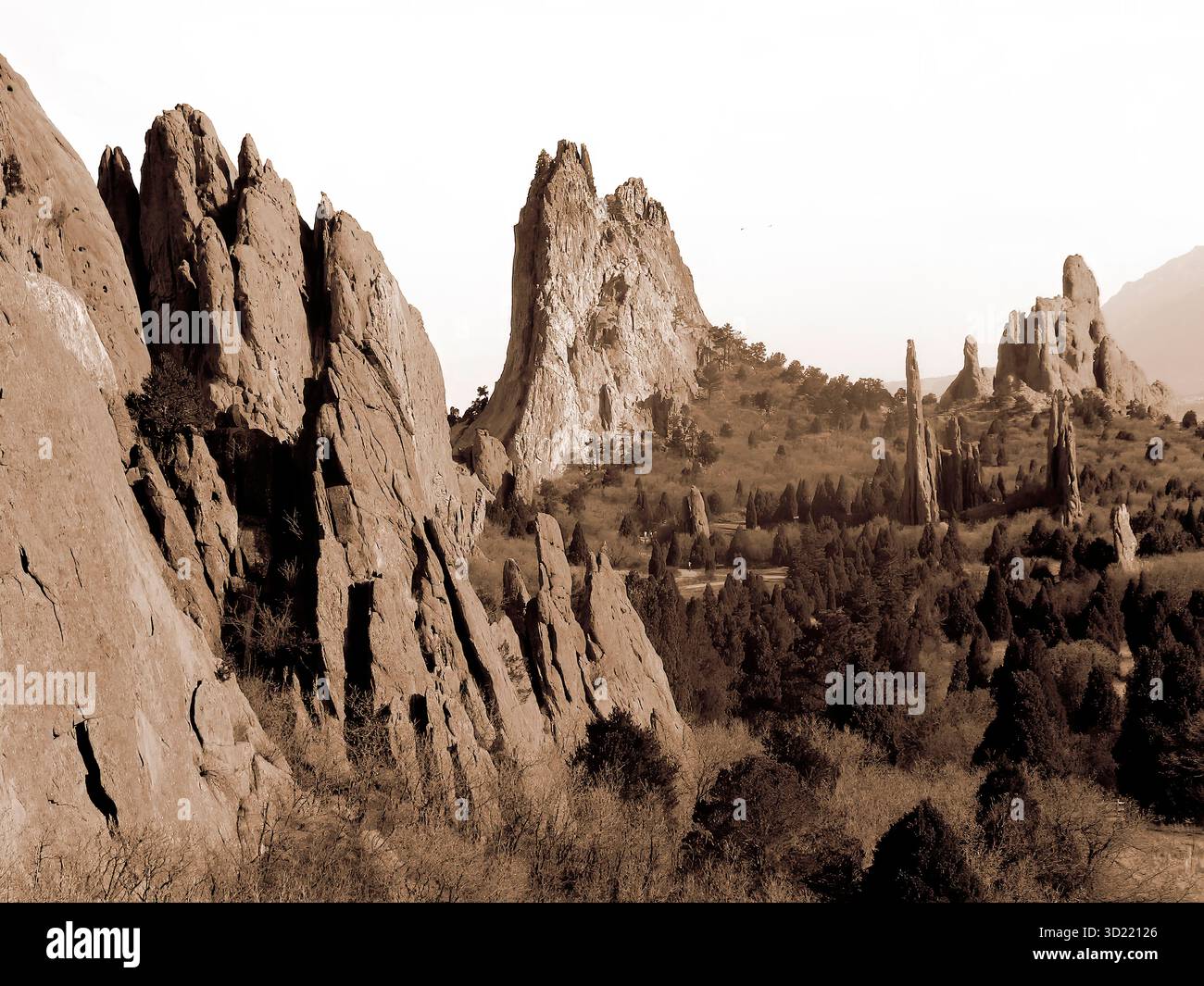 Il capolavoro della natura: Il Giardino degli dei si illumina sotto un brillante cielo del Colorado Foto Stock