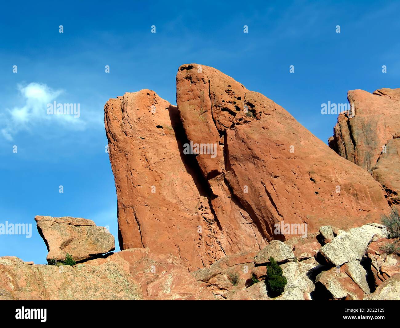 Il capolavoro della natura: Il Giardino degli dei si illumina sotto un brillante cielo del Colorado Foto Stock