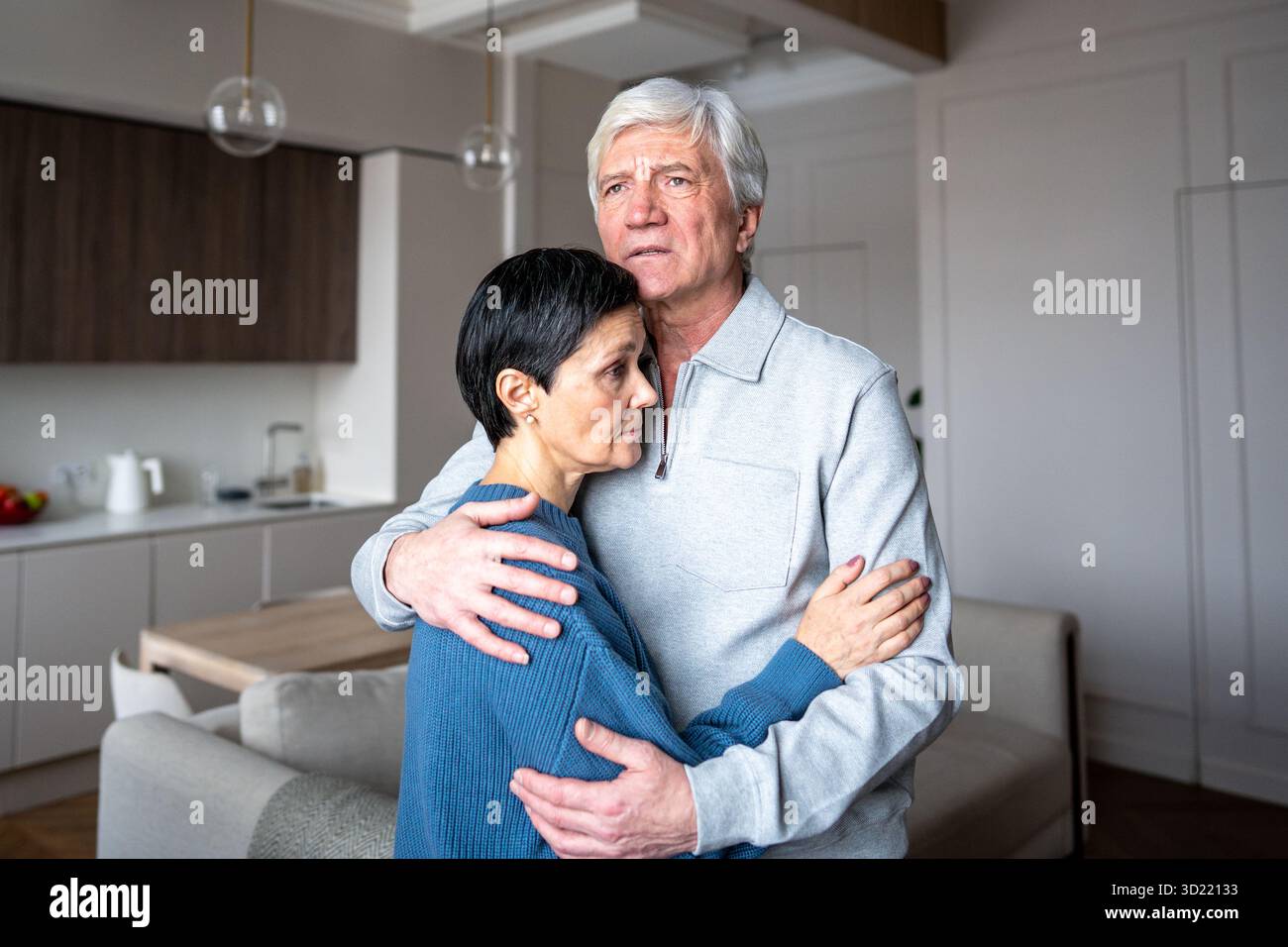 Una coppia ansiosa anziana che si conforta a vicenda. Supporto all'amore, problemi di salute, legame emotivo Foto Stock