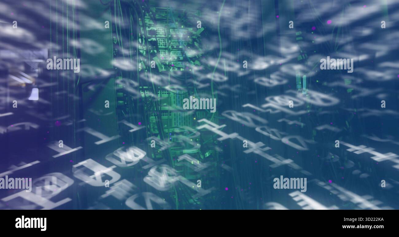 Simboli di codice in streaming su rack con schede a circuito stampato e cavi di rete illuminati in verde nel data center Foto Stock
