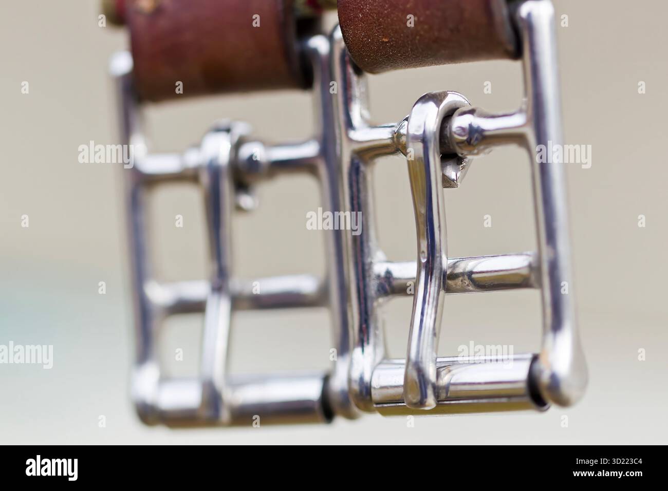 Pronti per il giro: La sella inglese e le staffe attendono la lezione Foto Stock