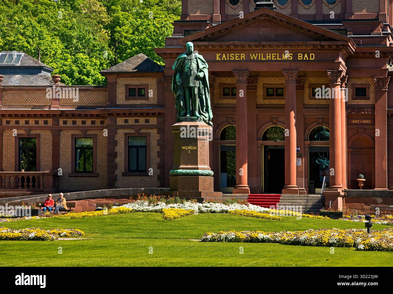 Kaiser-Wilhelms-Bad mit Monument von Kaiser Wilhelm I. im Kurpark von Bad Homburg vor der Hoehe, Assia, Germania, Europa Foto Stock