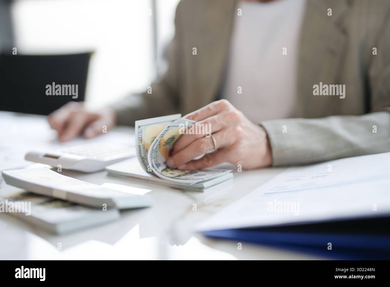 Auditor o personale del servizio entrate interno, donne d'affari che controllano i bilanci annuali dell'azienda. Concetto di verifica Foto Stock