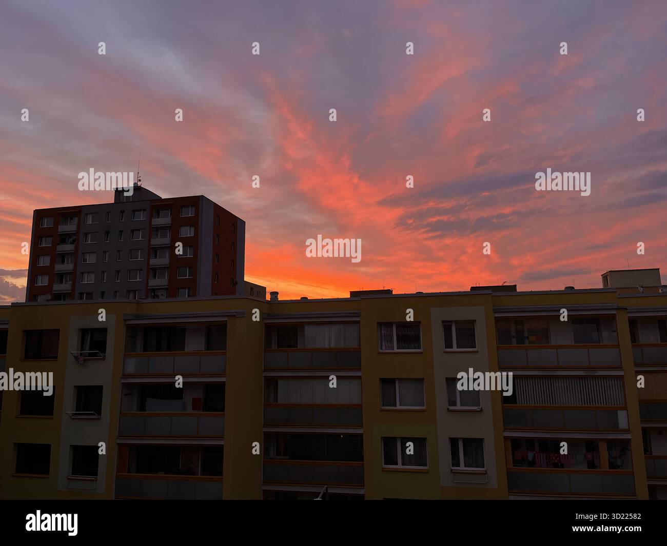 Tramonto sullo skyline della città con alti edifici Foto Stock