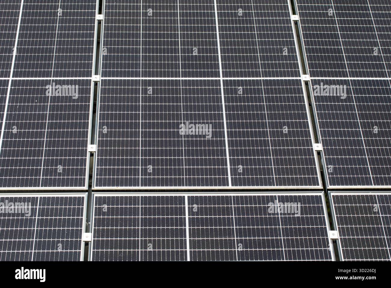 Soluzione energetica sostenibile con pannelli solari in ambiente naturale. Concetto ecologico Foto Stock