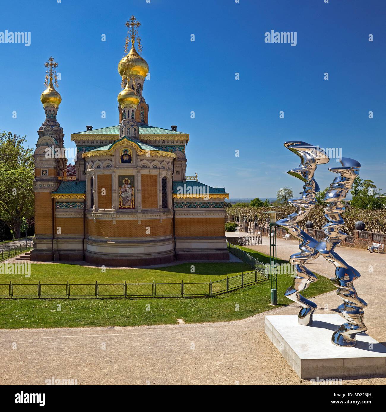 Russische Kapelle mit Edelstahlplastik mit dem Titel Points of View von Tony Cragg, Mathildenhoehe, Darmstadt, Assia, Germania, Europa Foto Stock
