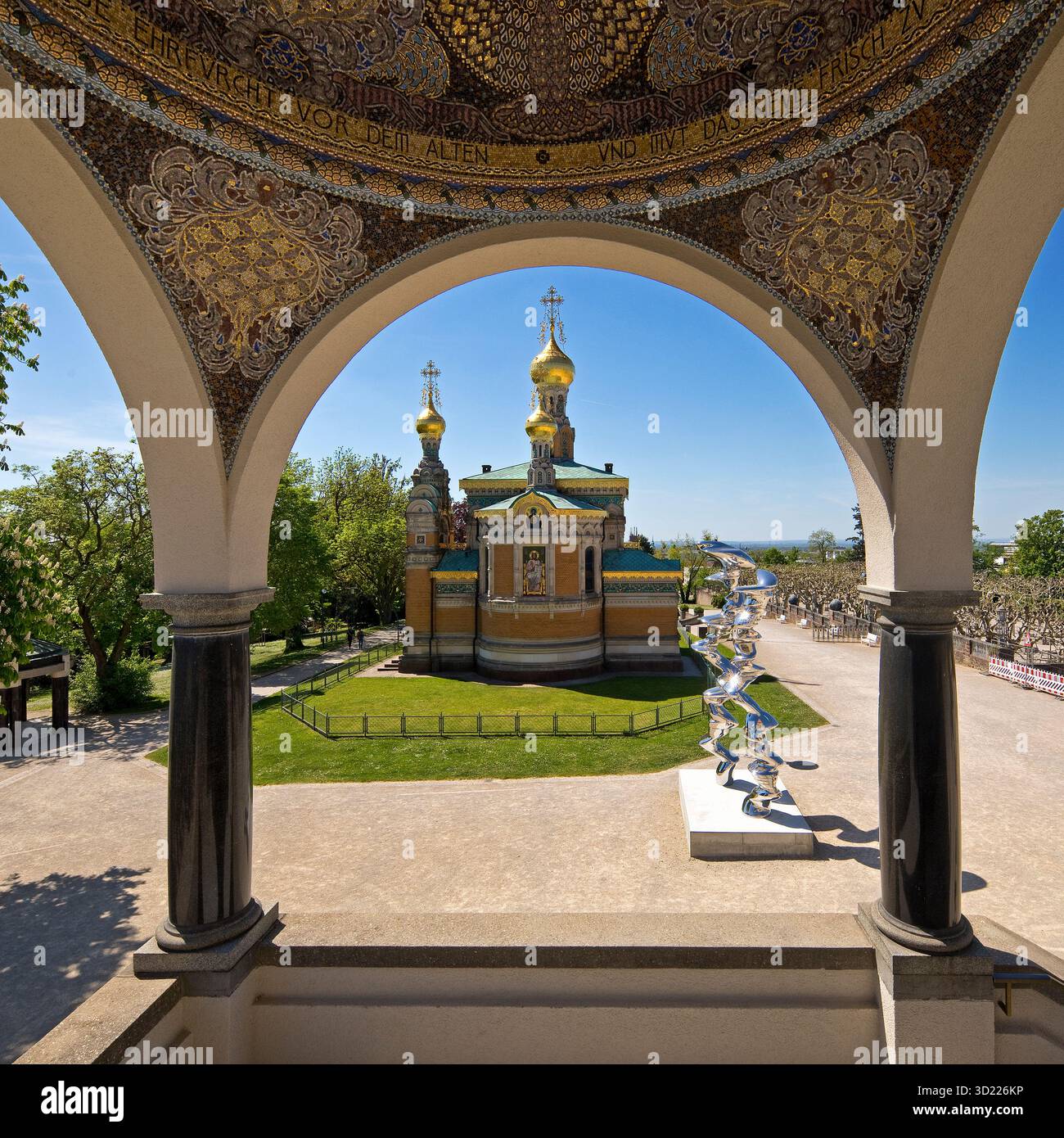 Ausblick aus dem Pavillion auf die Russische Kapelle mit der Edelstahlplastik von Tony Cragg, Mathildenhoehe, Darmstadt, Assia, Germania, Europa Foto Stock