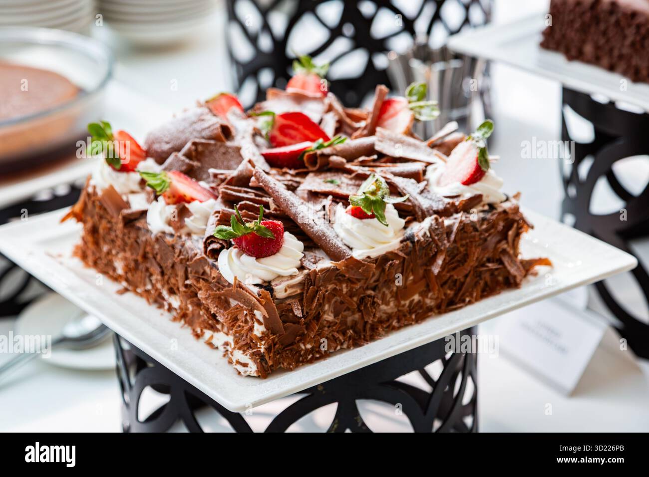 Torta al cioccolato con fragola dolce fresca. Torta della foresta nera. Messa a fuoco selettiva. Foto Stock