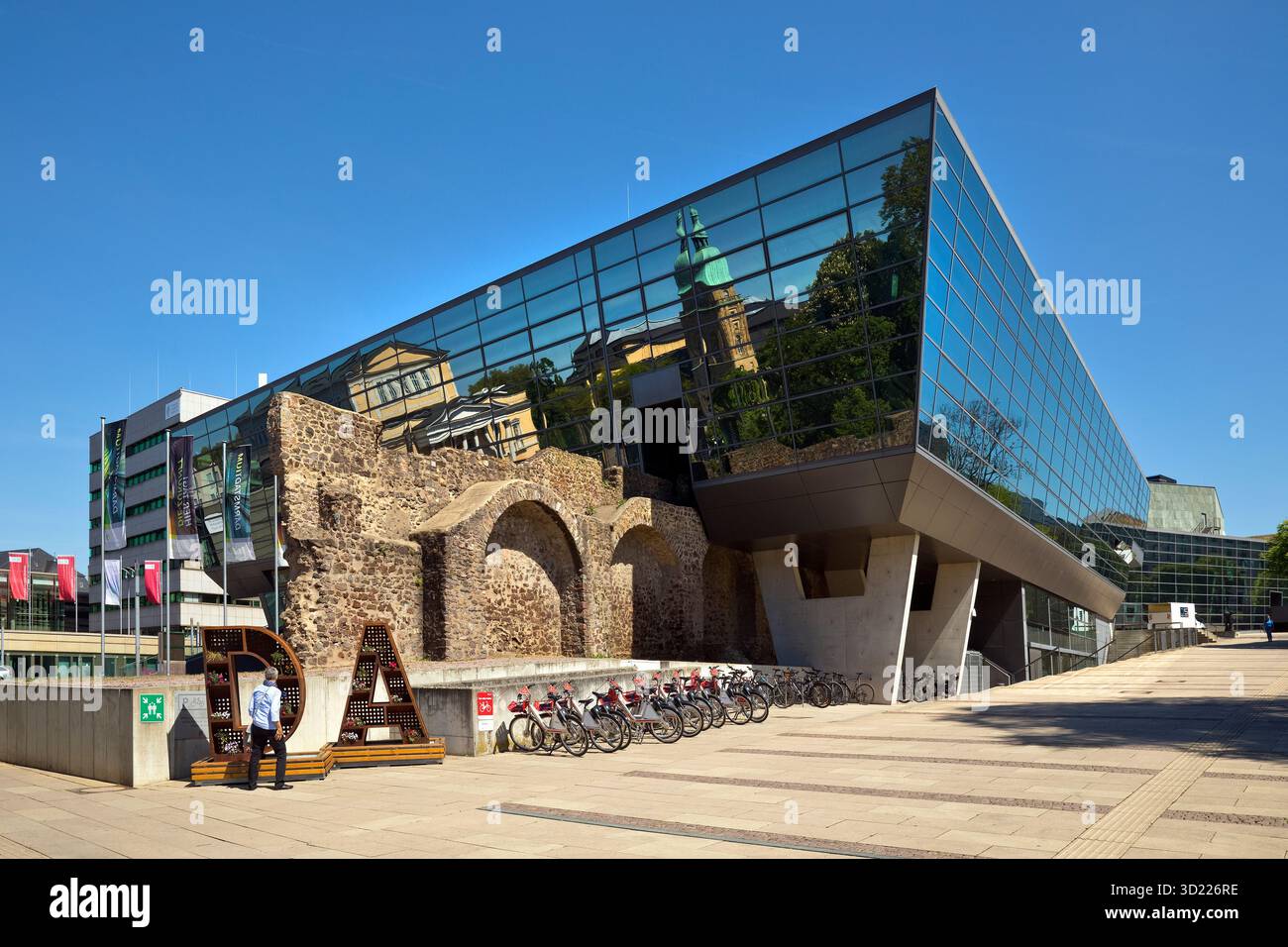 Lato ovest del centro congressi Darmstadtium con le mura storiche della città nel centro di Darmstadt, Assia, Germania, Europa Foto Stock
