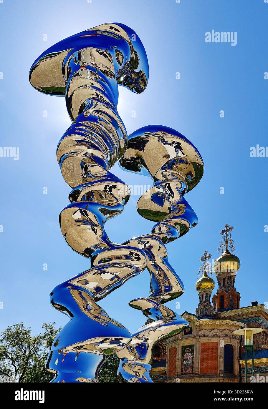 Edelstahlplastik mit dem Titel Points of View von Tony Cragg mit Russischer Kapelle, Mathildenhoehe, Darmstadt, Assia, Germania, Europa Foto Stock
