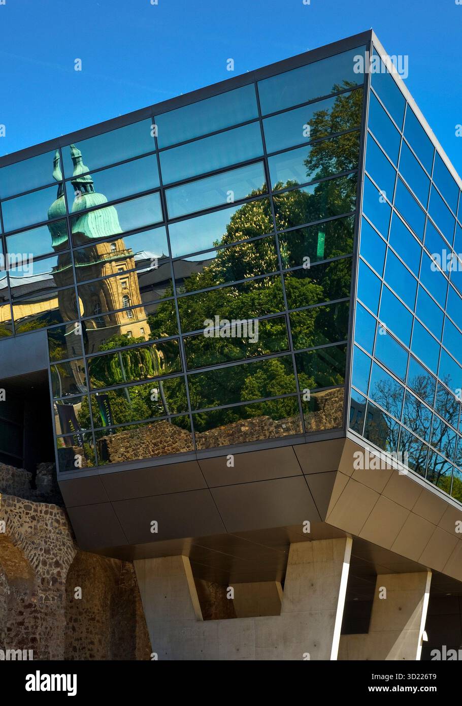 Lato ovest del Centro Congressi Darmstadtium con riflesso del Museo di Stato dell'Assia nel centro di Darmstadt, Assia, Ger Foto Stock
