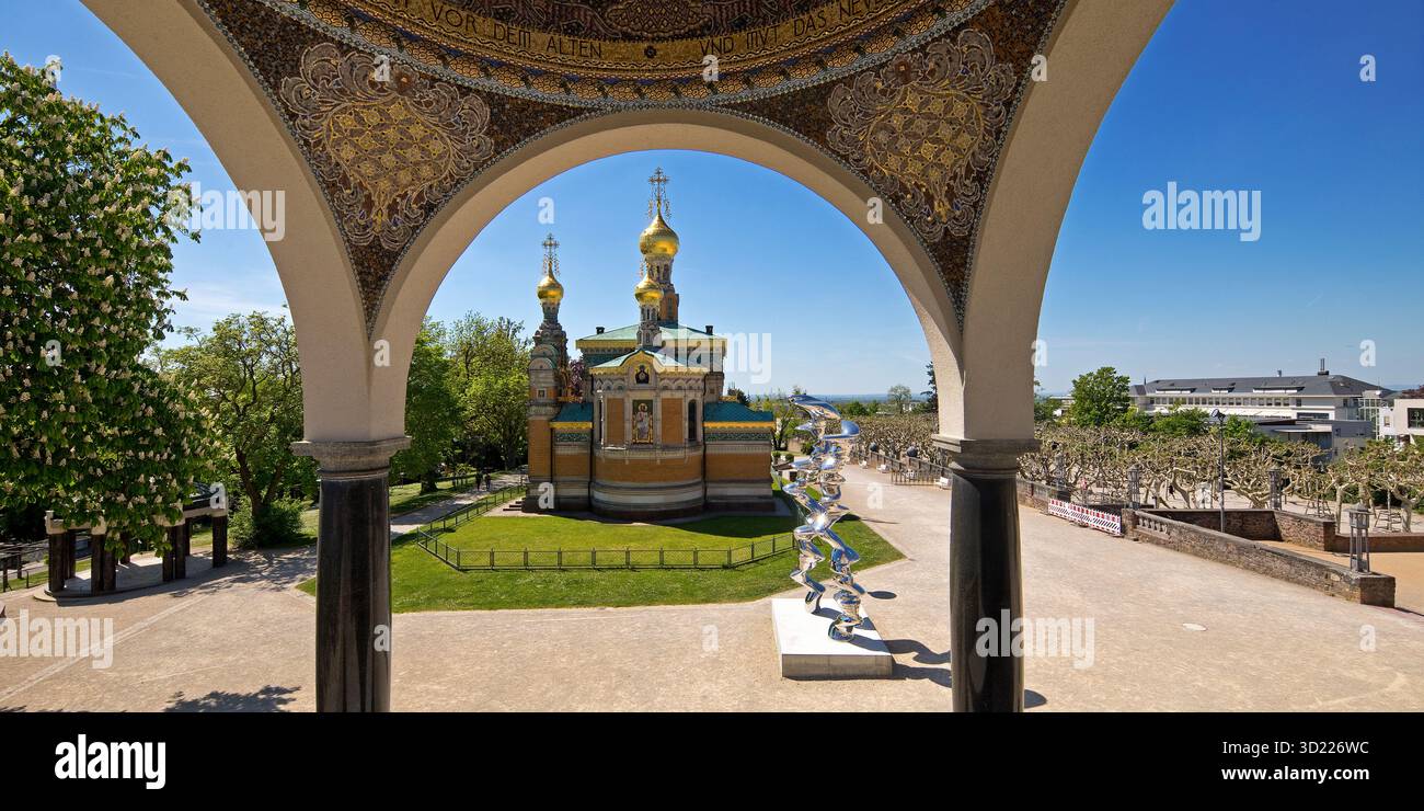 Ausblick aus dem Pavillion auf die Russische Kapelle mit der Edelstahlplastik von Tony Cragg, Mathildenhoehe, Darmstadt, Assia, Germania, Europa Foto Stock