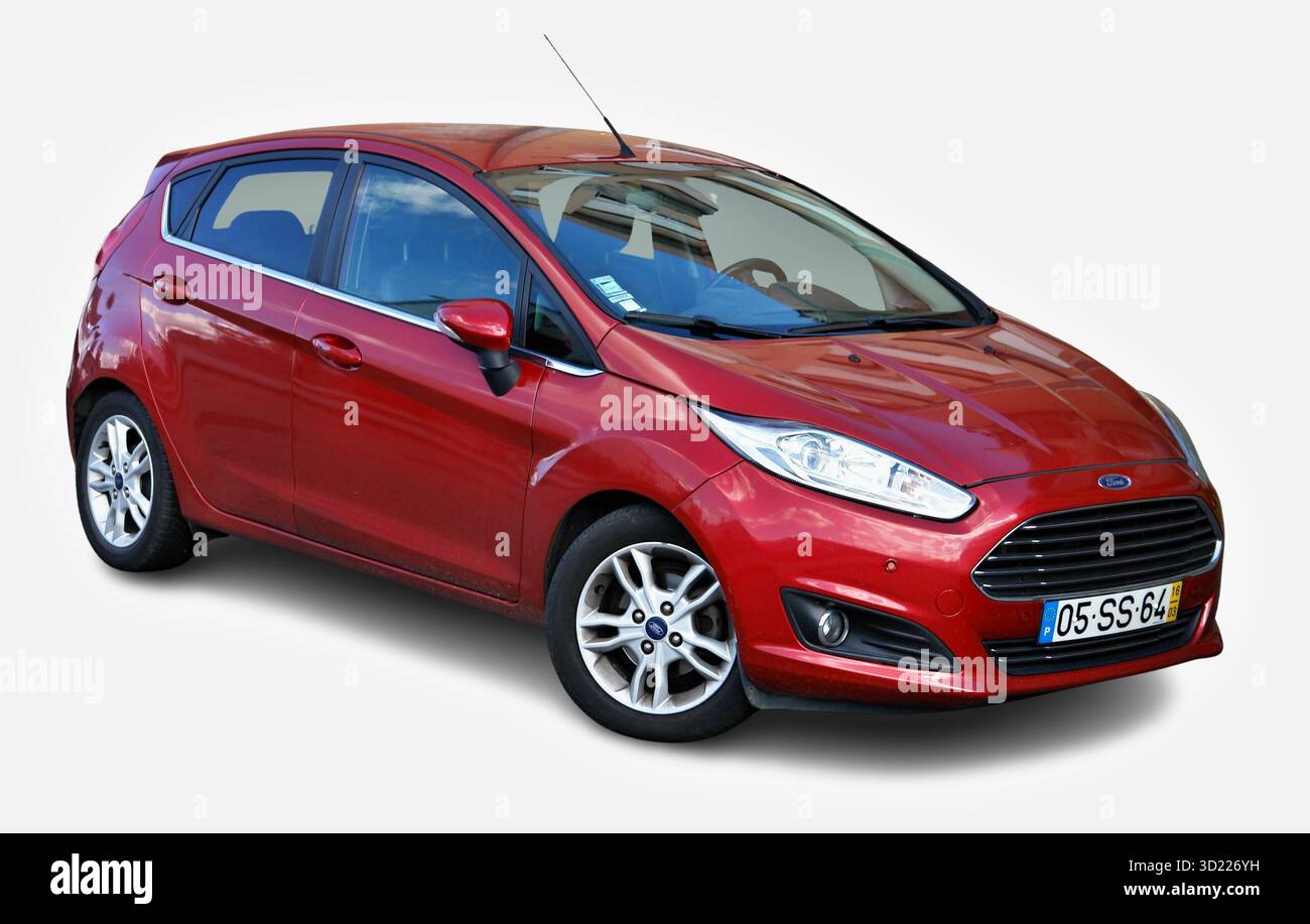Ford Fiesta rossa parcheggiata su sfondo bianco Foto Stock