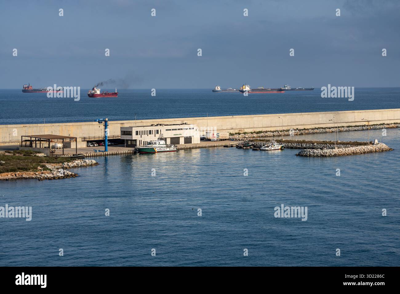 Strutture portuali della Guardia civile, Porto di Barcellona, ​​Catalonia, Spagna Foto Stock