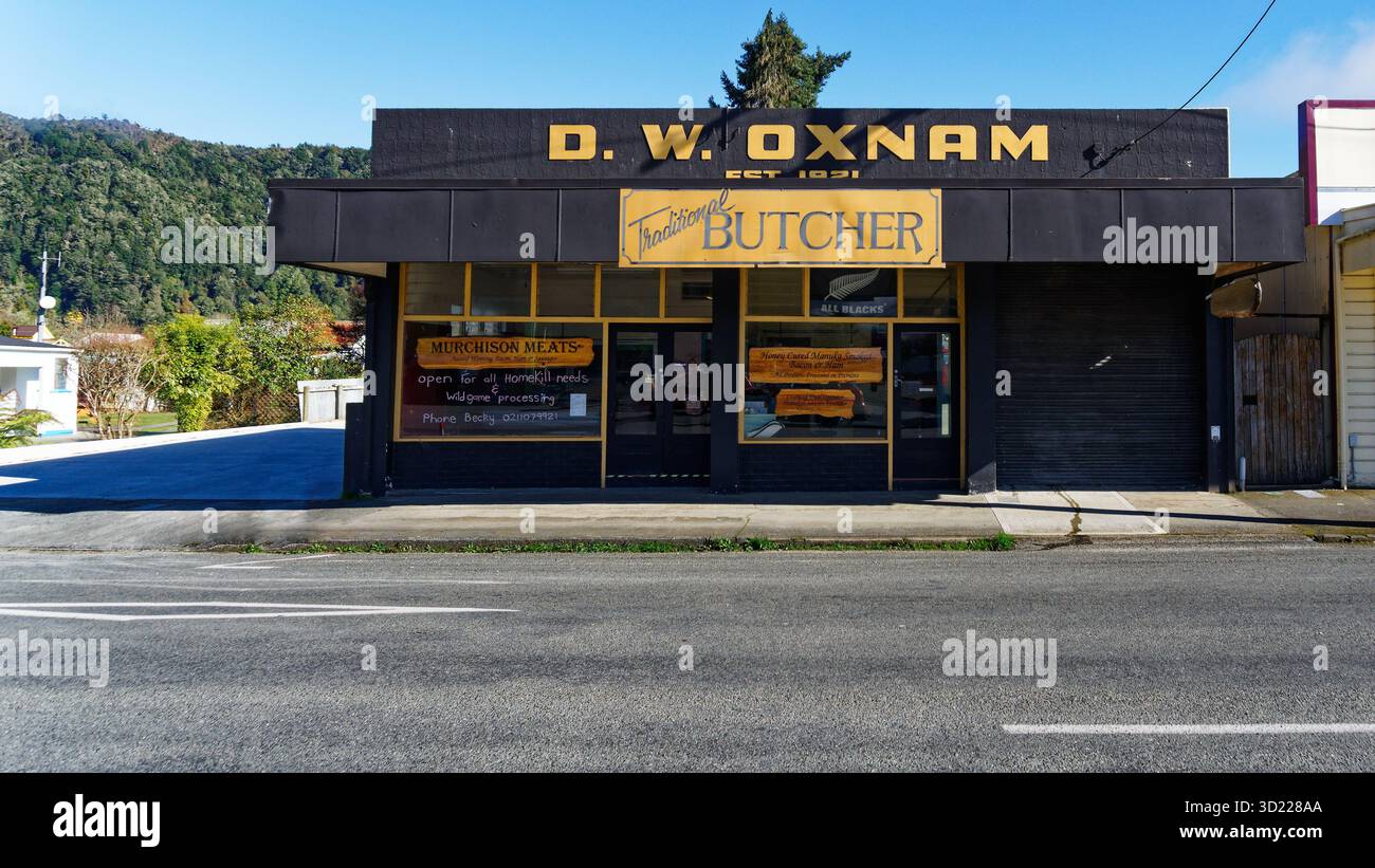 Murchison, regione di Tasman, isola meridionale, Aotearoa / nuova Zelanda - 13 agosto 2025: Macelleria D.W. Oxnam in Fairfax Street, Murchison. Foto Stock