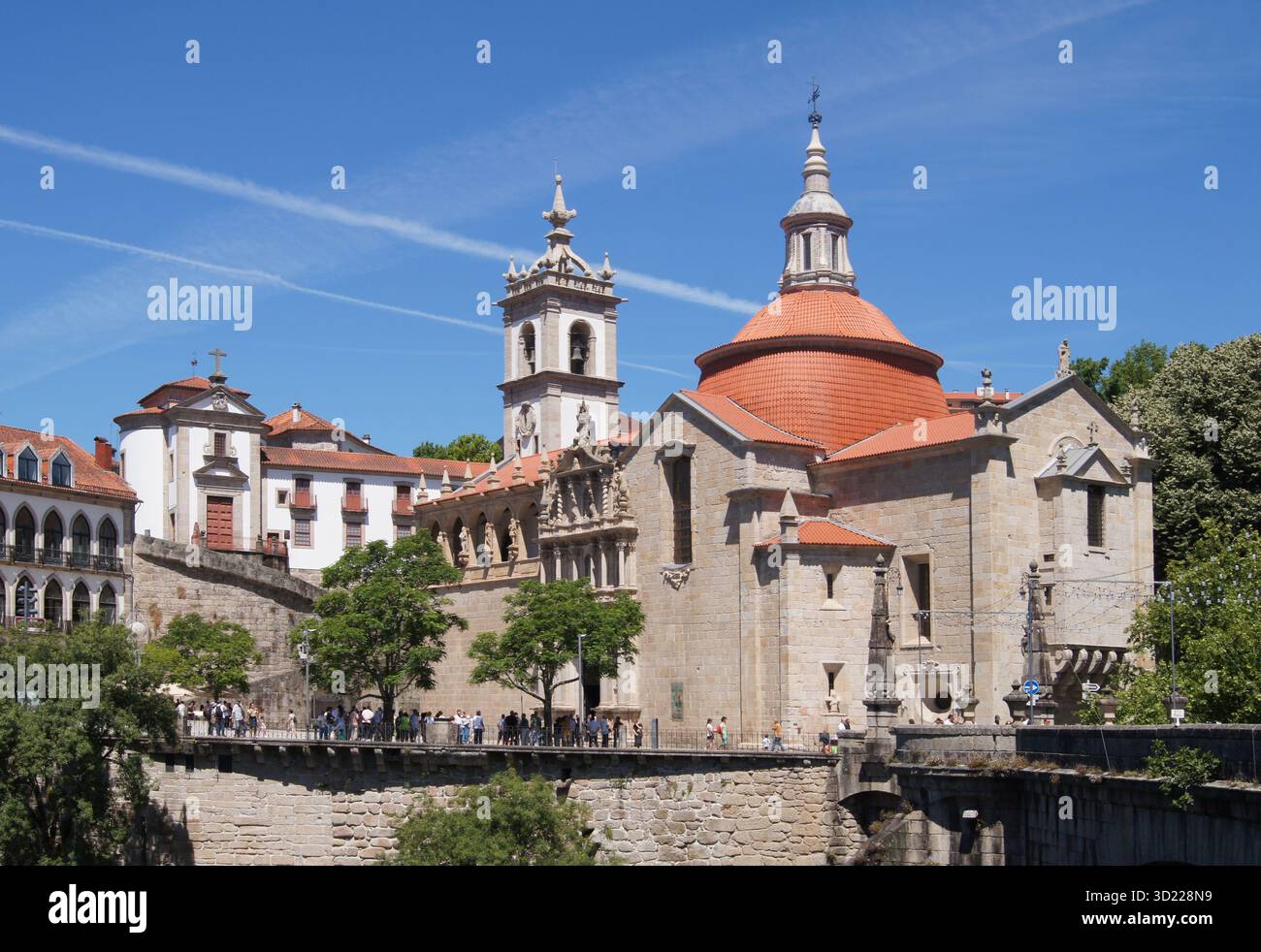 Igreja de Sao Goncalo domina lo skyline di Amarante, Portogallo Foto Stock
